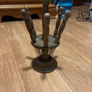 Vintage stainless steel steak knives with wooden holder. Excellent condition.